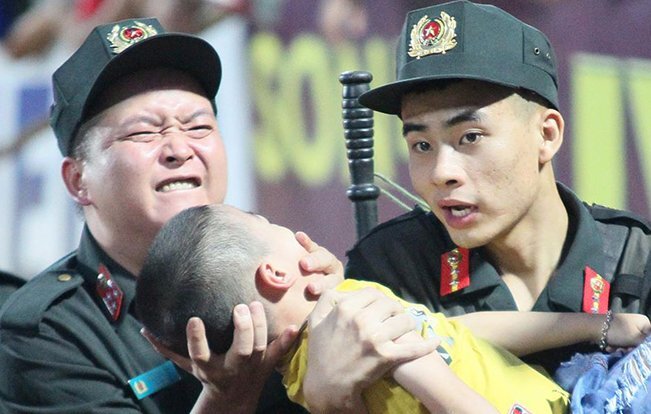 Chiến sỹ cảnh sát cơ động chịu đau, cứu bé trai ngất xỉu trận Nam Định vs HAGL: 'Đó là việc làm bình thường'