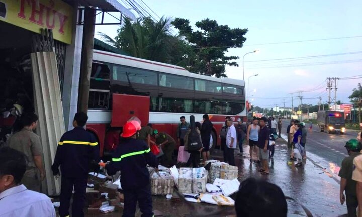 Sau va chạm, xe khách lao thẳng vào cửa hàng bán gas ở Đồng Nai