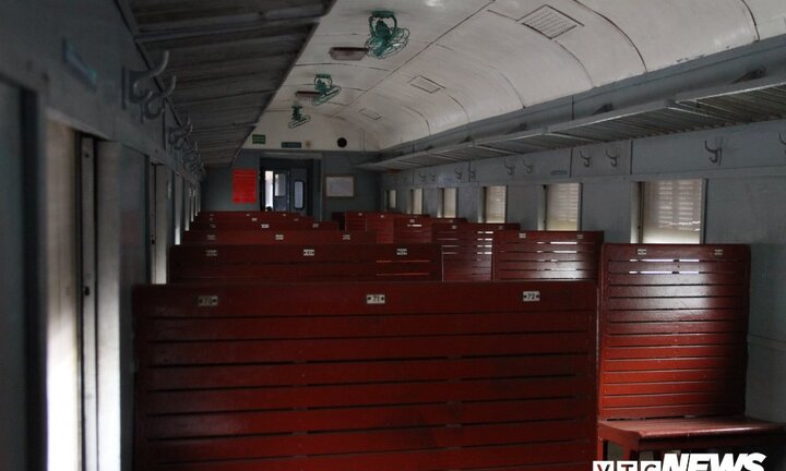 Video: Chuyến tàu Hà Nội - Hạ Long rời ga 'vắng như chùa Bà Đanh', lỗ 10 triệu đồng/ngày