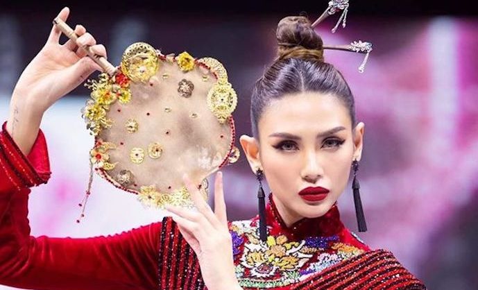 Siêu mẫu Võ Hoàng Yến kiêu sa trong tà áo dài nhung đỏ tại Asian Kids Fashion Week 2020