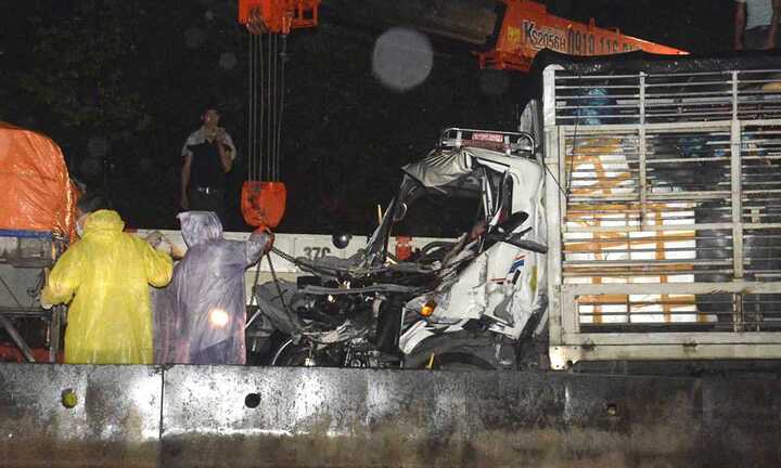 Đâm đuôi xe tải, tài xế và phụ xe chết thảm trong cabin