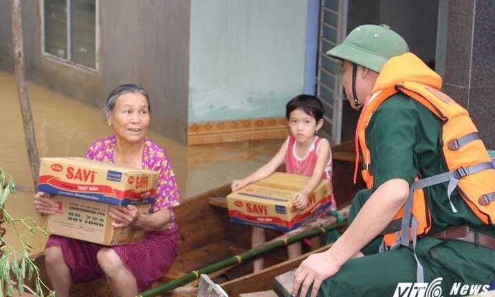 Hà Tĩnh: Nước rút chậm, người dân tiếp tục run rẩy sống trên mái nhà