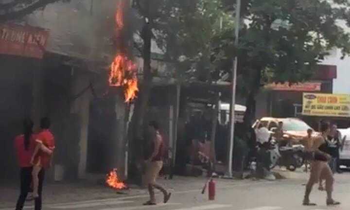 Nổ đồng hồ đo điện trên phố, dân nháo nhác tháo chạy