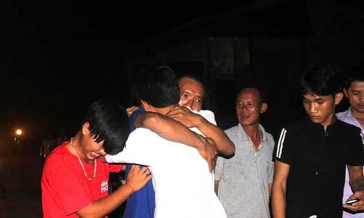 Giây phút đoàn viên của 3 thuyền viên được cướp biển Somalia thả tự do