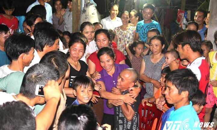 Đêm hạnh phúc sau 1.350 ngày bị cướp biển Somalia bắt giữ