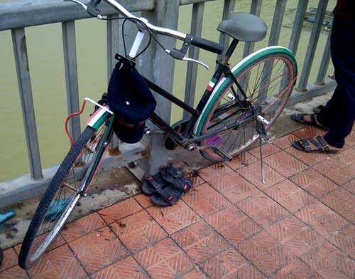 Cô giáo mầm non bỏ lại xe đạp và dép trên cầu rồi mất tích bí ẩn