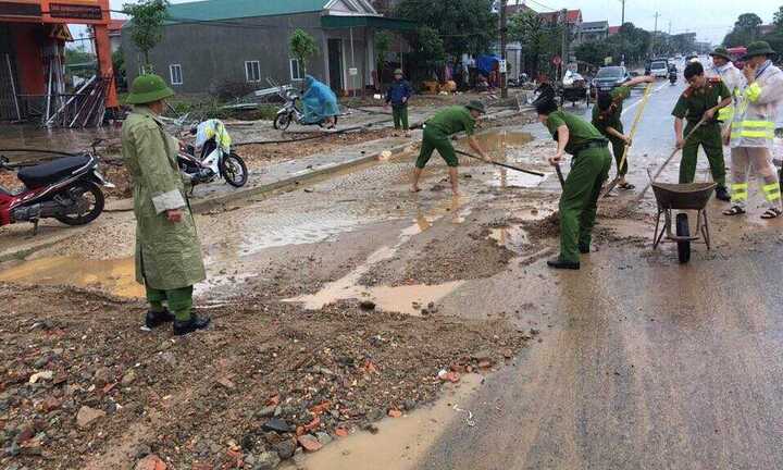 Gần 100 chiến sĩ công an xuống đường dọn lũ lúc nửa đêm