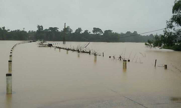 Sau mưa như trút, lũ ào ạt đổ về 'rốn lũ' lịch sử ở Hà Tĩnh
