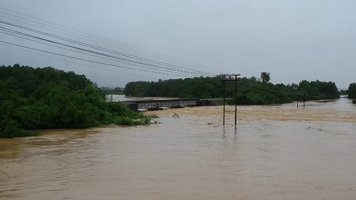 Mưa lũ suốt đêm, nhiều nơi ở Hà Tĩnh bị chia cắt