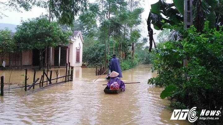 Xúc động chủ tịch xã chèo thuyền đưa dân đi đẻ trong đêm lũ