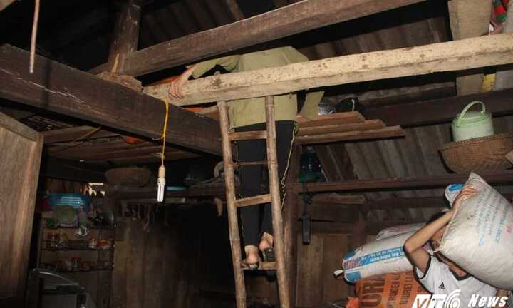 Thủy điện Hố Hô xả tràn, dân co ro trên chạn nhà chờ nước rút