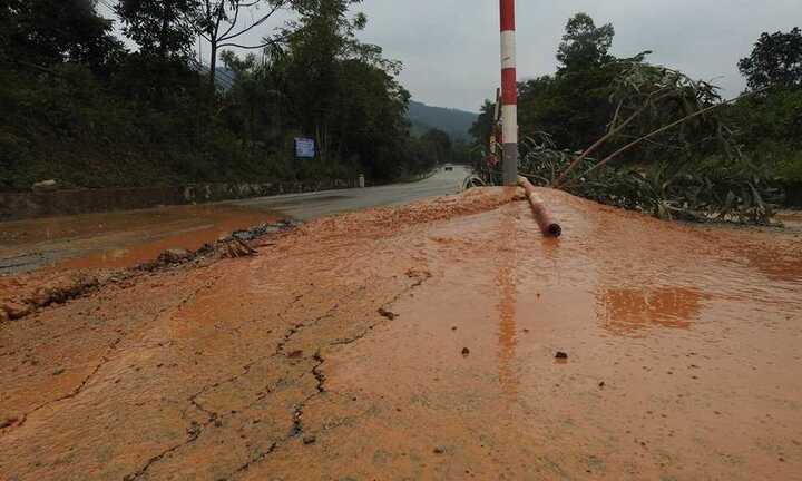 Quốc lộ ở Hà Tĩnh nứt toác, bùn phun trào lòng đường