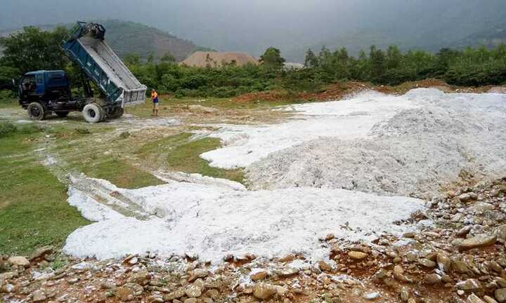 Bắt một công ty ở Hà Tĩnh đổ trộm hơn 30 tấn chất thải rắn
