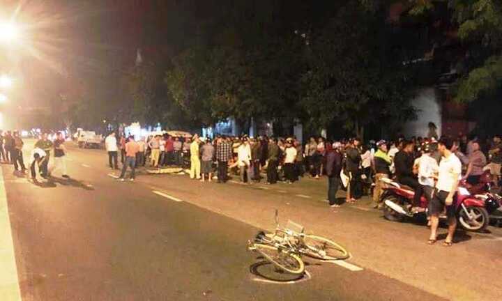 Tông vào xe đạp, nam thanh niên đi xe SH chết tại chỗ