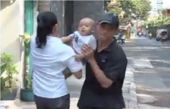 Mẹ lao vào giằng lại con 3 tháng tuổi từ tay kẻ bắt cóc