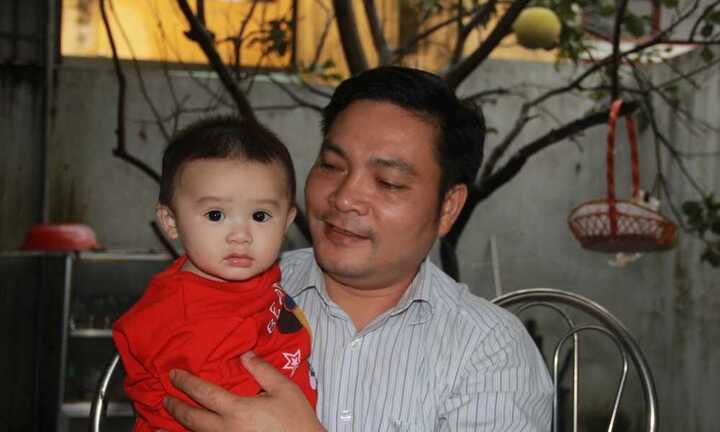 Bé trai bị bỏ rơi trước cổng nhà kèm lời nhắn bất ngờ