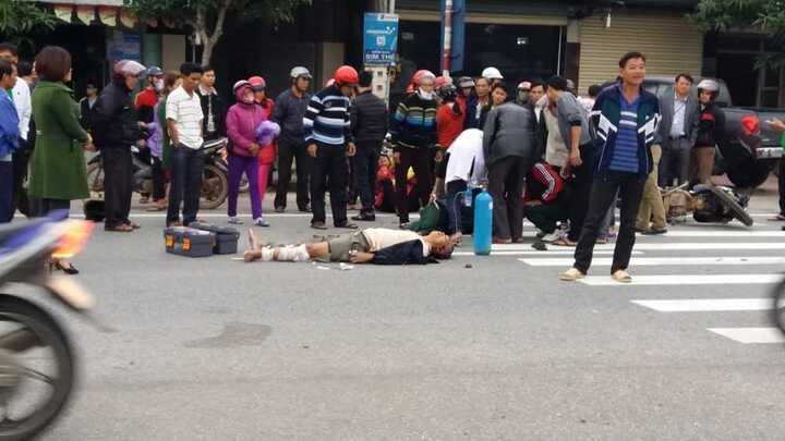 Gặp tai nạn, điều dưỡng xuống xe cấp cứu cho nạn nhân giữa quốc lộ