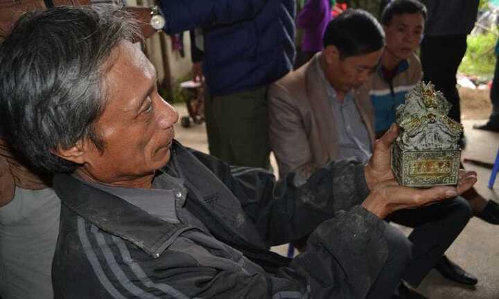 Đào được vật nghi ấn tín vua, dân làng đổ xô đến xin sờ lấy lộc