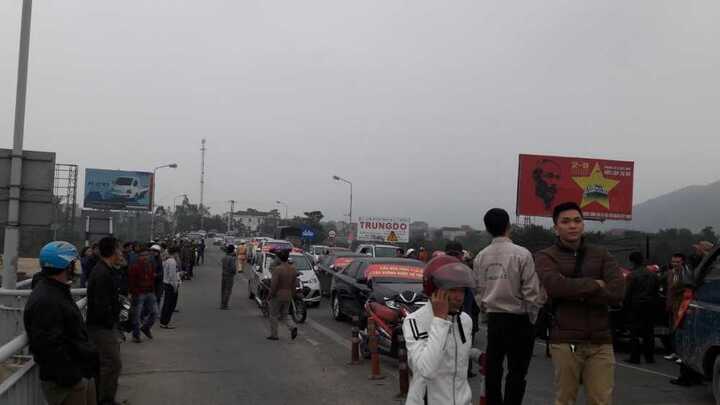 Dân đưa 50 ô tô chặn cầu Bến Thủy 1 để phản đối thu phí