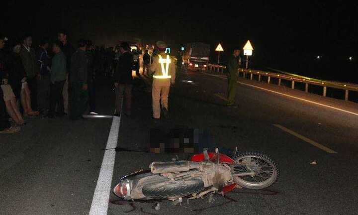 Xe máy đối đầu trong đêm, 3 người thương vong