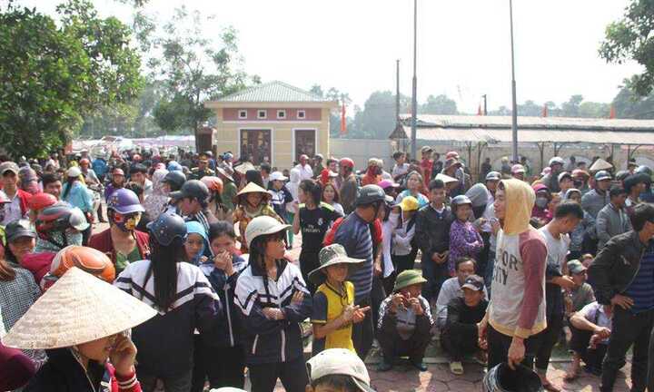 Hơn 300 người dân vây trụ sở xã sau cuộc họp đền bù sự cố môi trường biển