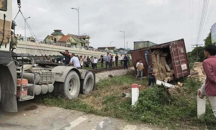 Tàu hỏa đâm nát đuôi container, tài xế may mắn thoát chết