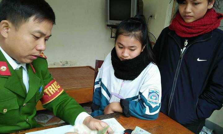 Nhặt được ví có 10 triệu đồng, hai học sinh tìm người trả lại