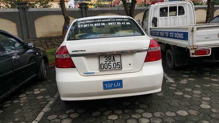 Bị CSGT yêu cầu đo nồng độ cồn, thầy giáo lái xe bỏ trốn