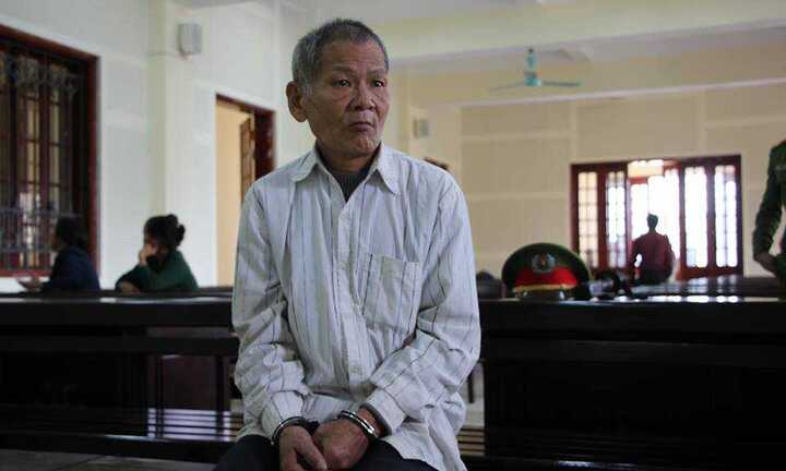 Giở trò đồi bại với bé gái, để quên kính lão tại hiện trường