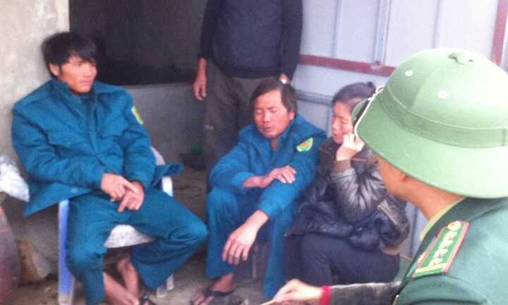 Sóng lớn đánh lật thuyền, hai cha con bơi gần 2 hải lý vào bờ