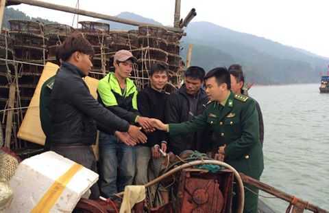 Cứu sống 5 ngư dân Thanh Hóa gặp nạn trên biển Hà Tĩnh
