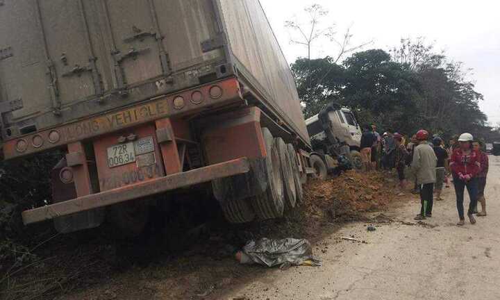 Container cuốn xe máy vào gầm, một người chết thảm