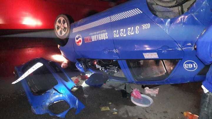 Đâm vào dải phân cách, taxi 'phơi bụng' trên quốc lộ