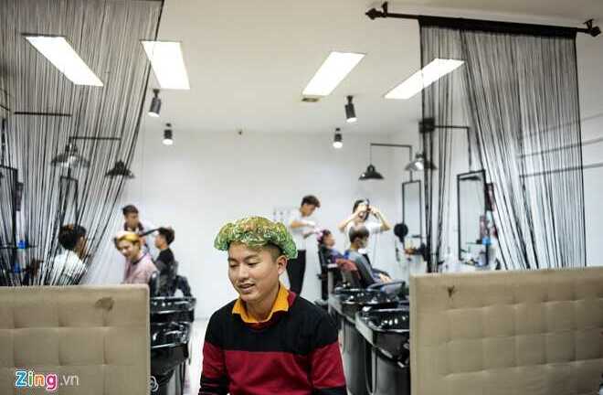 Tiệm cắt tóc nam đông nghẹt người ngày cuối năm