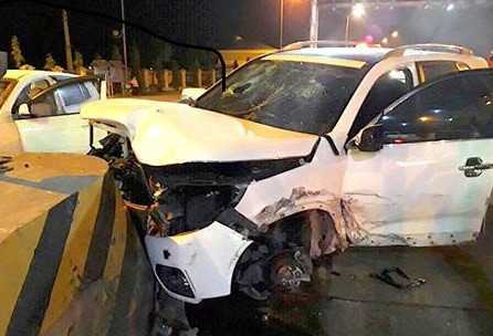 Dân phá cửa cứu 5 người mắc kẹt trong ô tô sau tai nạn