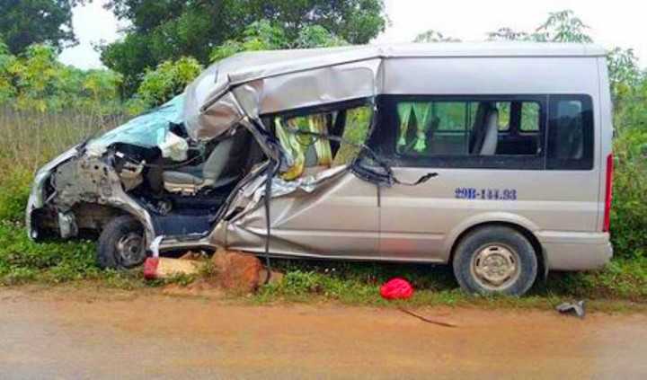 Xe chở đoàn đi ăn cưới gặp nạn, 4 người thương vong