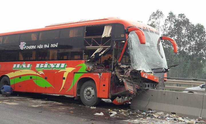 Tránh container, xe khách đâm nát dải phân cách