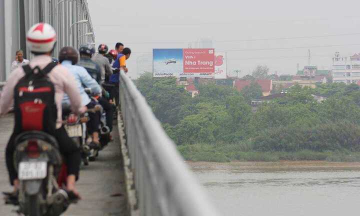 Bỏ lại xe máy, người đàn ông nhảy cầu tự tử