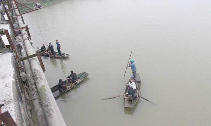 Nhờ bạn chở đi học, nam sinh lớp 11 nhảy xuống sông tự vẫn