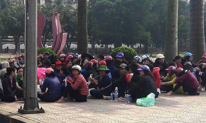 Tiểu thương chợ Hà Tĩnh đồng loạt đóng quầy, kéo lên trụ sở ủy ban tỉnh