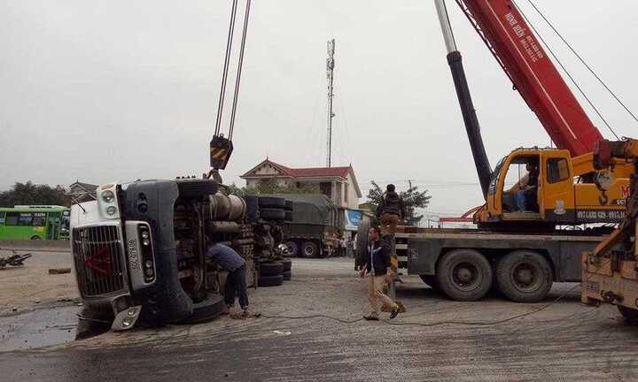 Container lật ngang quốc lộ, đè lên người đi xe máy