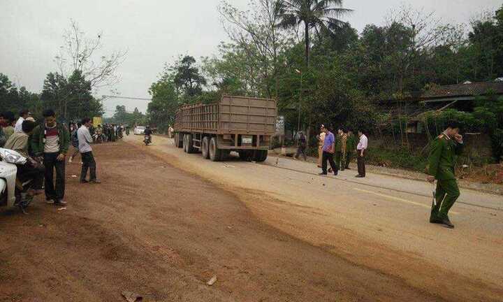 Xe đầu kéo biển số Lào tông xe máy, thai phụ cùng con gái chết thảm