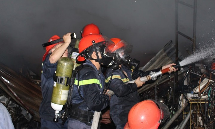 Hơn 50 cảnh sát giải cứu kho phế liệu bốc cháy dữ dội