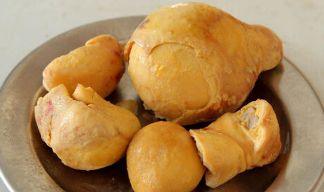 Mổ gà, phát hiện vật lạ nghi ‘kê bảo’ chữa bách bệnh