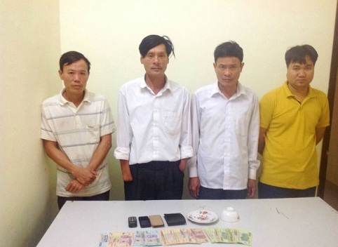 Cụt cả hai tay vẫn tham gia xóc đĩa cùng cán bộ xã