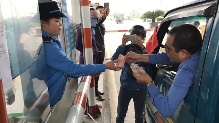 Ảnh: Lái xe mang xấp tiền lẻ mua vé, trạm thu phí Bến Thủy ùn tắc nghiêm trọng