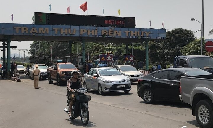 Dân mua vé bằng tiền lẻ, trạm thu phí cầu Bến Thủy giảm 100% giá vé