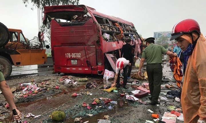 Lật xe khách tại Hà Tĩnh, 2 người chết, nhiều người bị thương