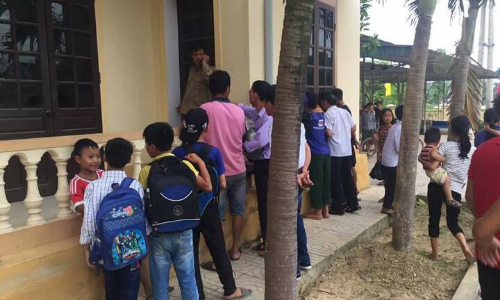 Tưởng lầm kẻ bắt cóc, ông bố bị dân truy bắt giao nộp cho công an