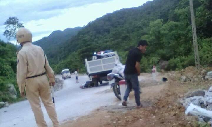 Xe máy tông xe tuần tra CSGT, hai vợ chồng thương vong